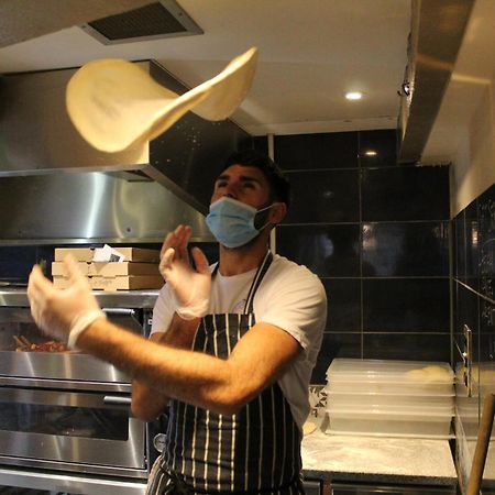 فندق The Pembroke Arms ويلتون المظهر الخارجي الصورة