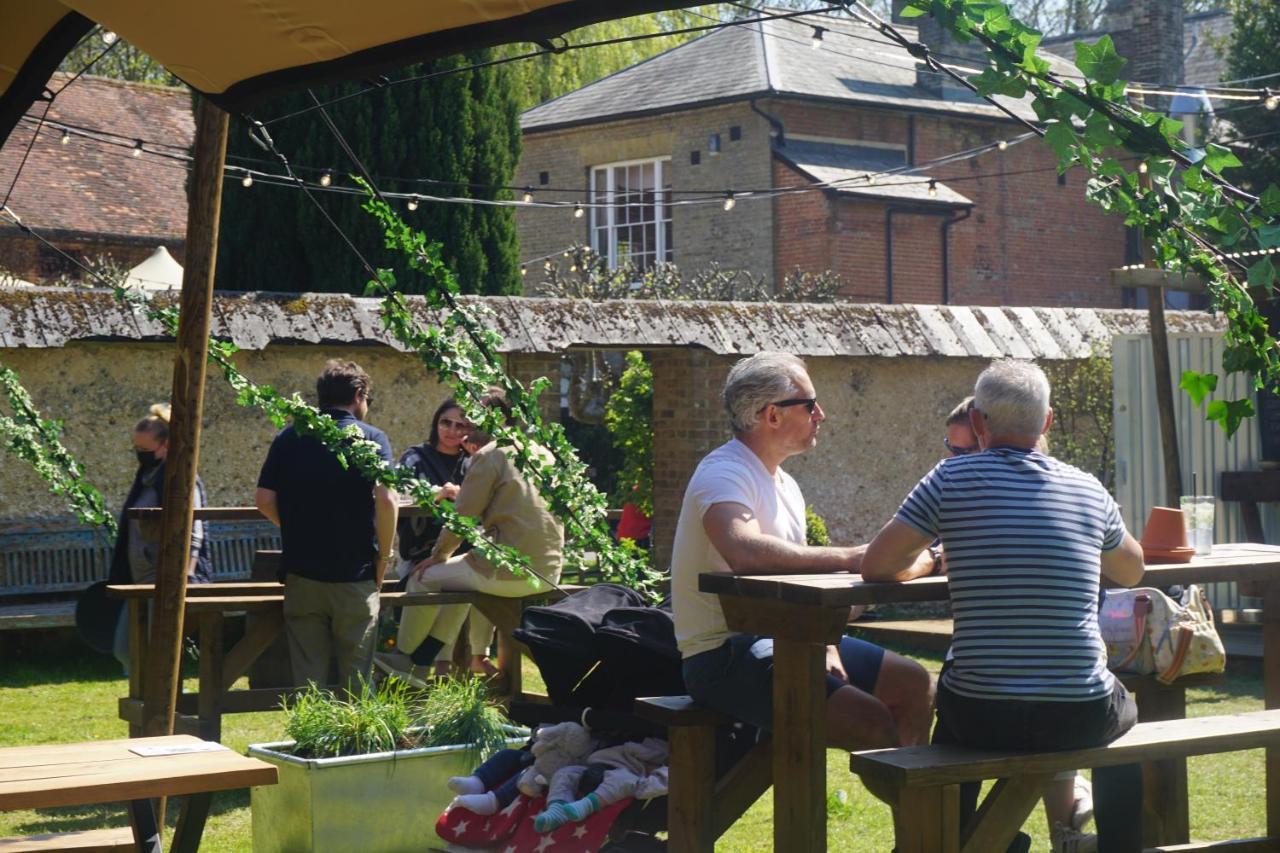 فندق The Pembroke Arms ويلتون المظهر الخارجي الصورة