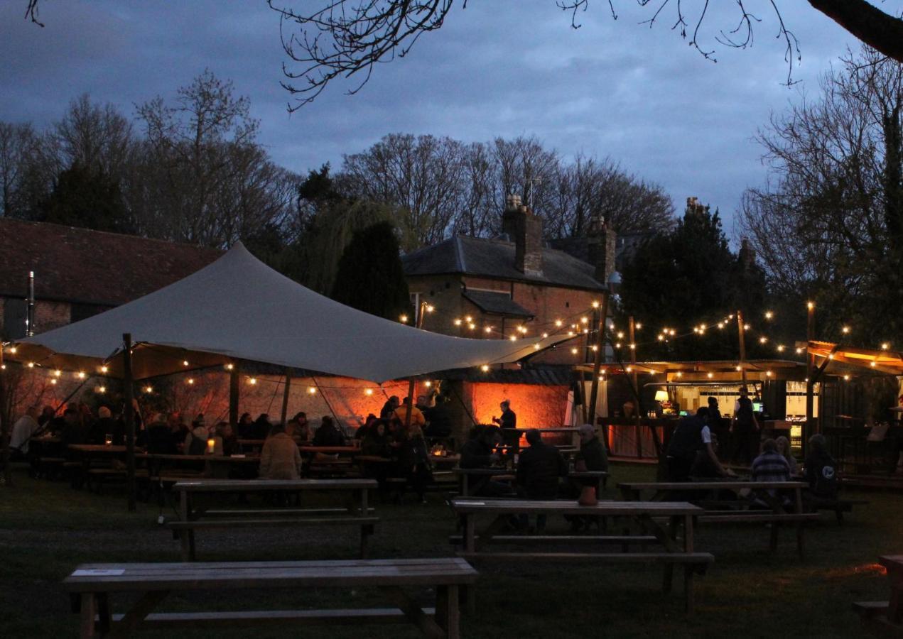 فندق The Pembroke Arms ويلتون المظهر الخارجي الصورة