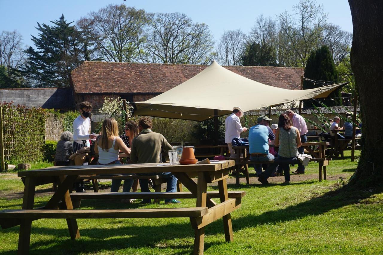 فندق The Pembroke Arms ويلتون المظهر الخارجي الصورة