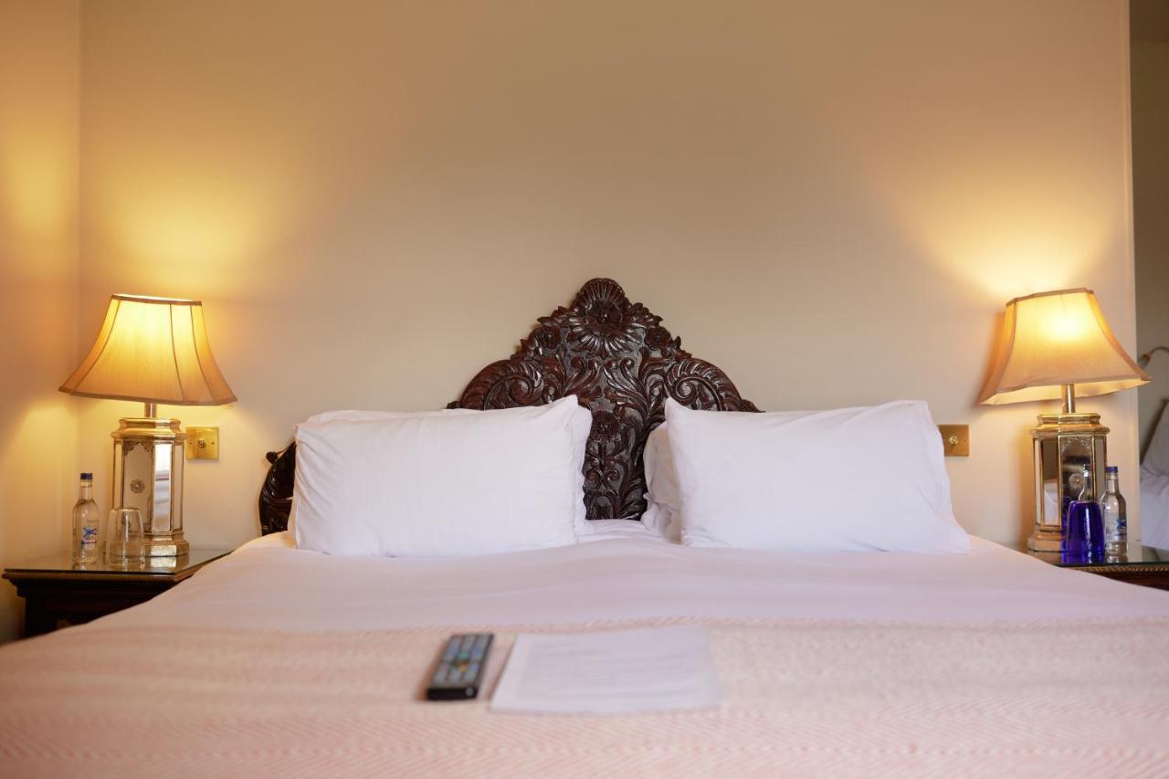 فندق The Pembroke Arms ويلتون المظهر الخارجي الصورة