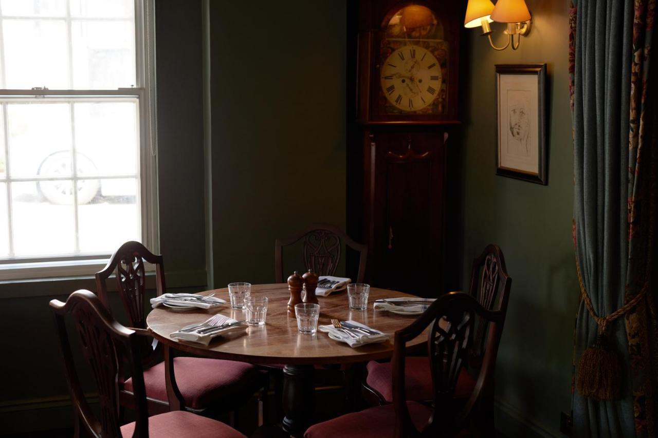 فندق The Pembroke Arms ويلتون المظهر الخارجي الصورة