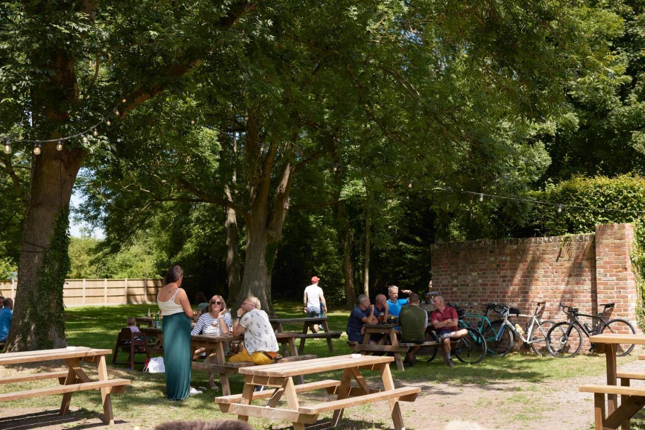 فندق The Pembroke Arms ويلتون المظهر الخارجي الصورة