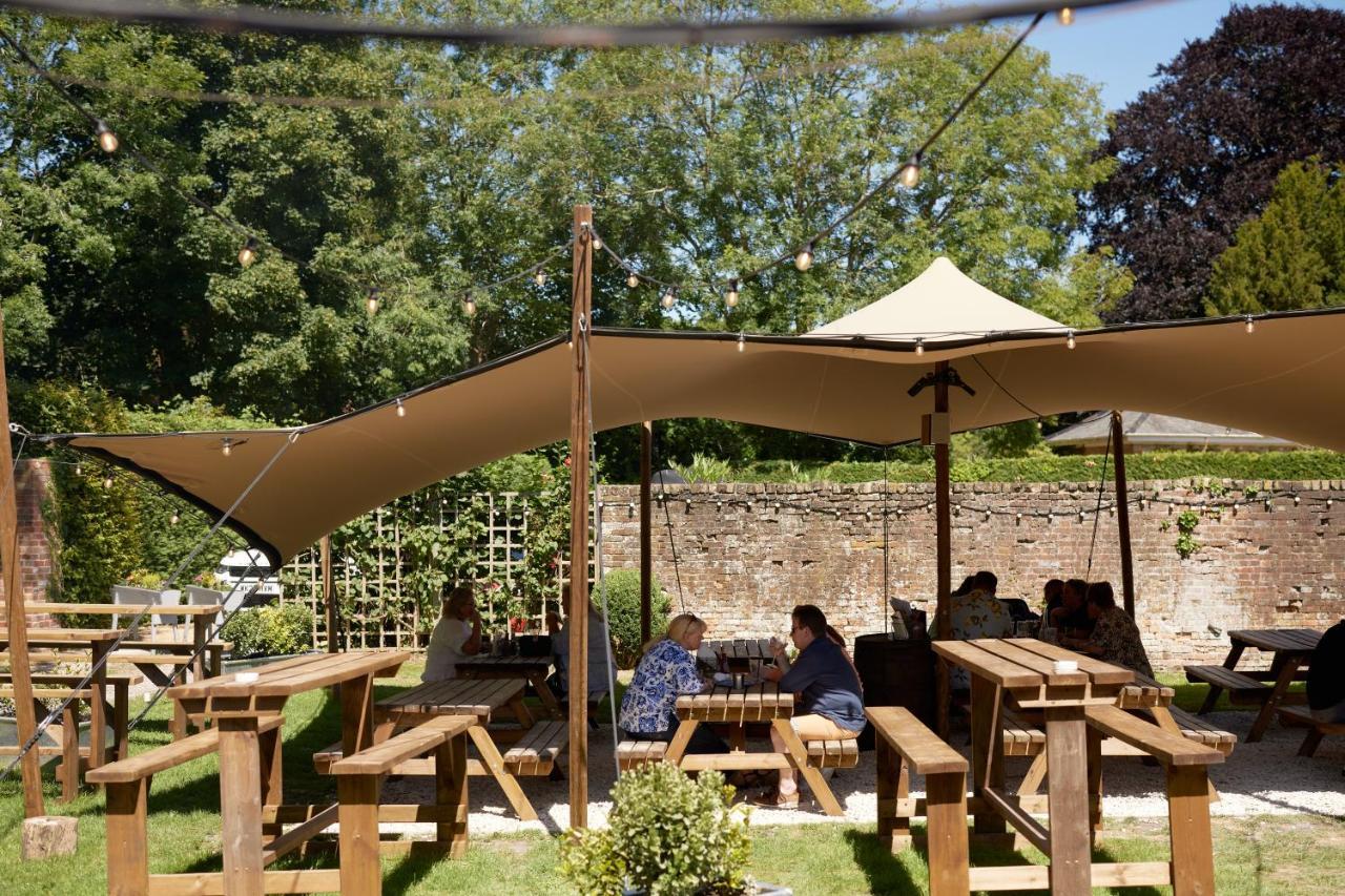 فندق The Pembroke Arms ويلتون المظهر الخارجي الصورة