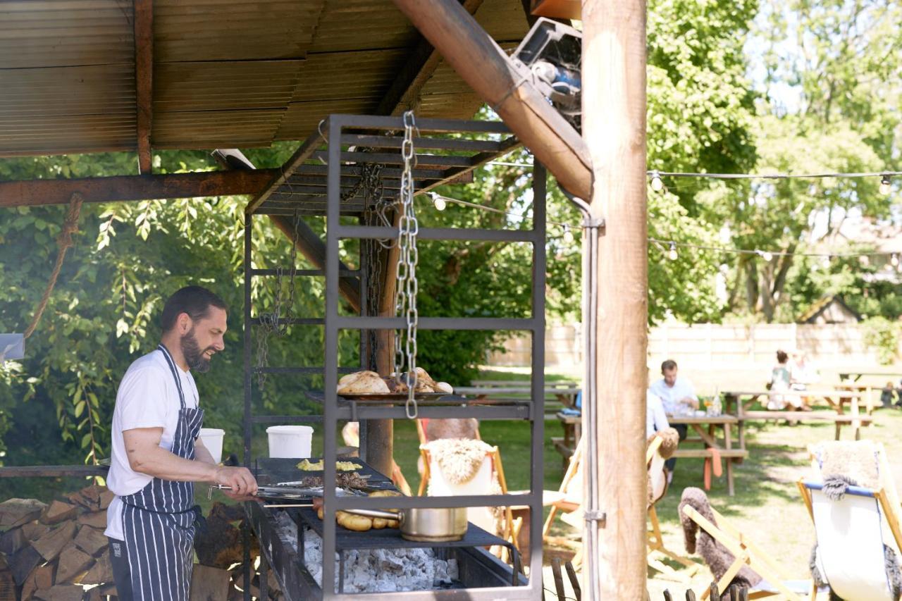 فندق The Pembroke Arms ويلتون المظهر الخارجي الصورة