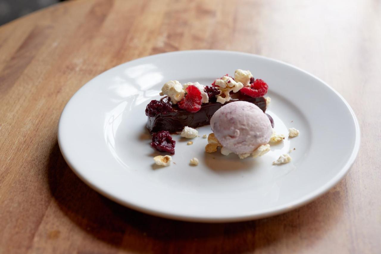 فندق The Pembroke Arms ويلتون المظهر الخارجي الصورة
