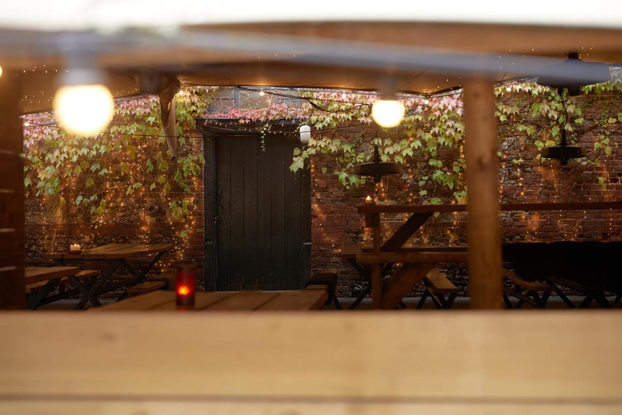 فندق The Pembroke Arms ويلتون المظهر الخارجي الصورة