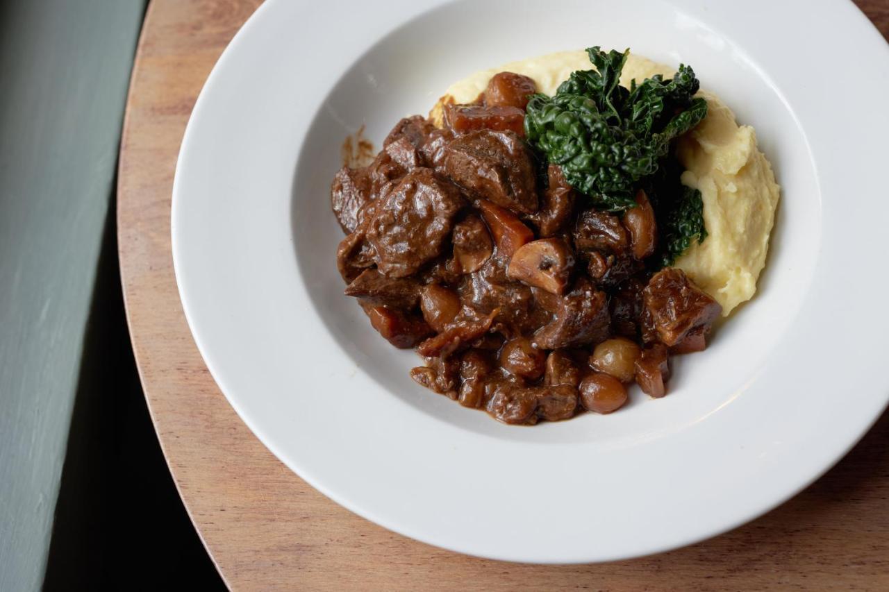 فندق The Pembroke Arms ويلتون المظهر الخارجي الصورة