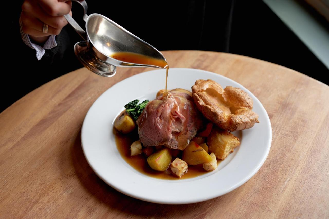 فندق The Pembroke Arms ويلتون المظهر الخارجي الصورة