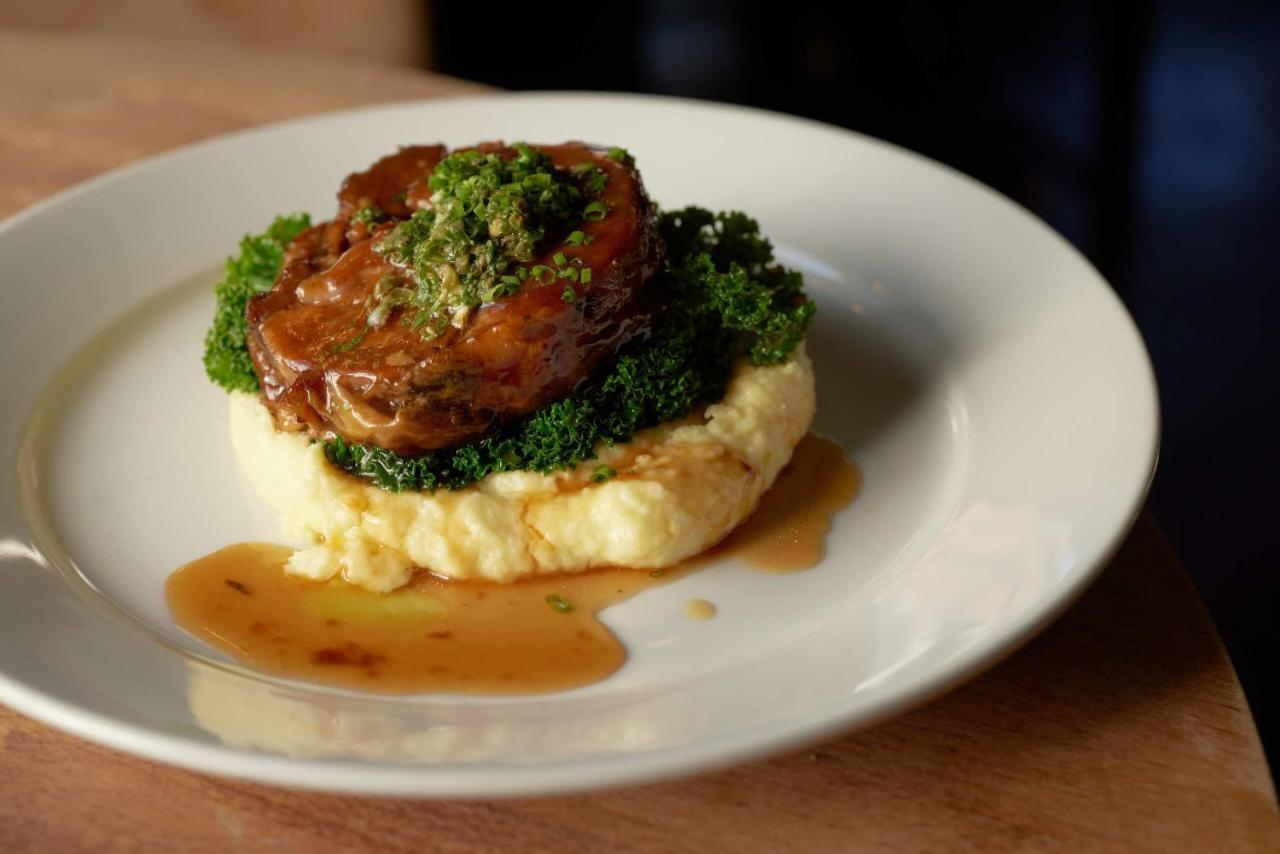 فندق The Pembroke Arms ويلتون المظهر الخارجي الصورة