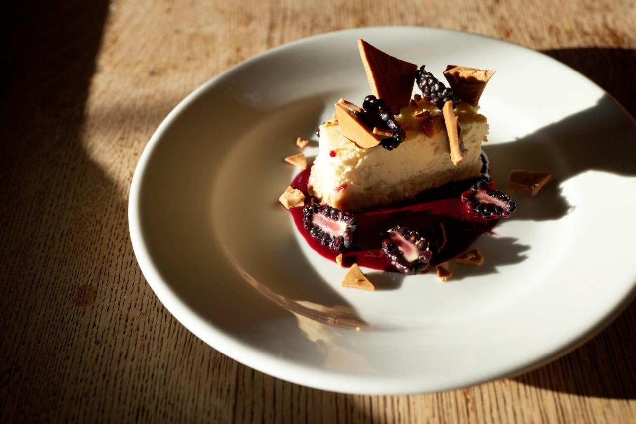 فندق The Pembroke Arms ويلتون المظهر الخارجي الصورة